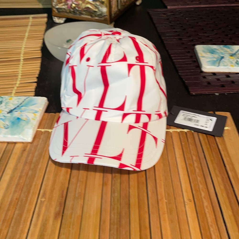 Valentino hat 100% original